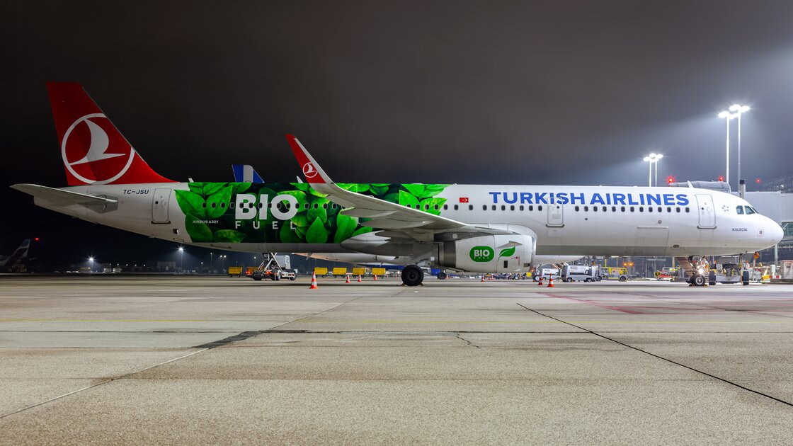 Arrival and Departure Stuttgart - TK 32B V2@2x.f10e4e43 