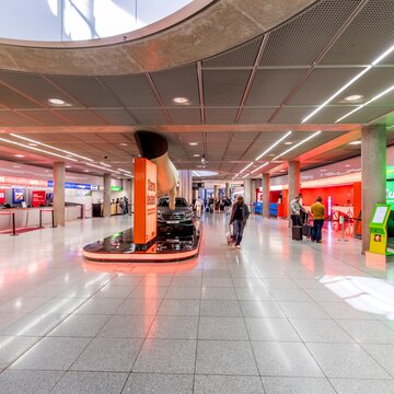 Alle großen Autovermieter am Flughafen Stuttgart Autovermietstationen im Terminal des Flughafens Stuttgart mit Schaltern von Avis, Sixt, Europcar und weiteren Anbietern
