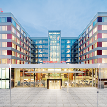 Mövenpick Hotel am Flughafen Stuttgart Modernes Mövenpick Hotel mit beleuchtetem Eingang am Flughafen Stuttgart.